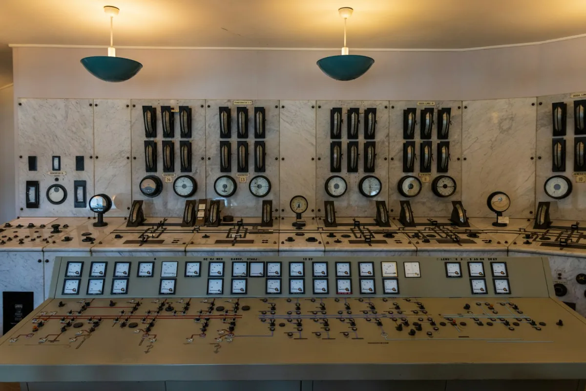 Historischer Schaltraum mit Messinstrumenten und Reglern für einen kontrollierten Ablauf