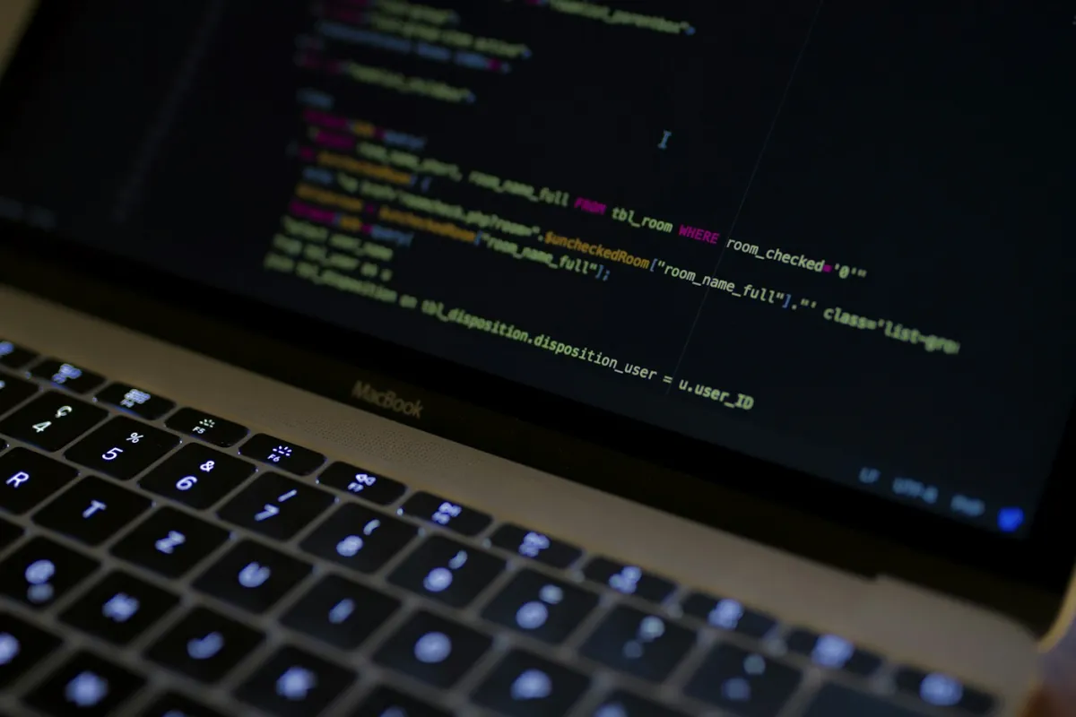 Nahaufnahme eines Laptops, auf dem Quelltext geöffnet ist