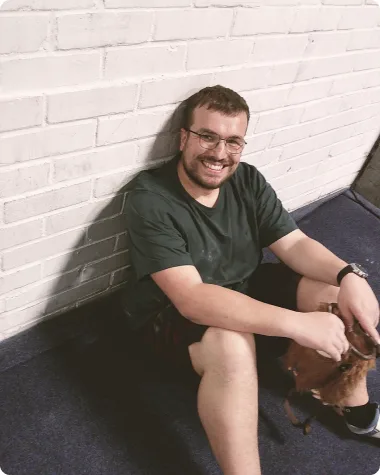 Pause an der Wand in der Boulderhalle, Kletterschuhe im Anschlag.