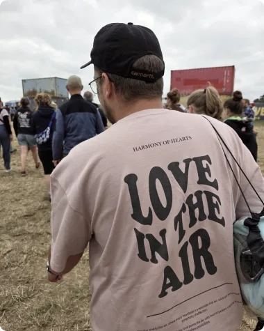 Auf dem Weg über das Festivalgelände beim Deichbrand.